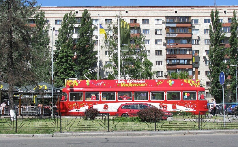 Прощай, легенда: киевский детский трамвай-MacDonalds отправили на металлолом - фото