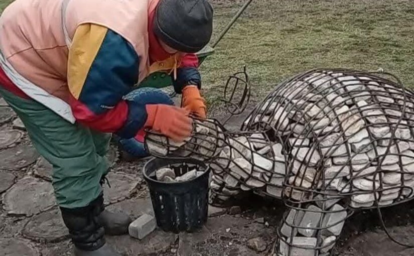 На Русановке отремонтировали поврежденных вандалами арт-черепашек - фото