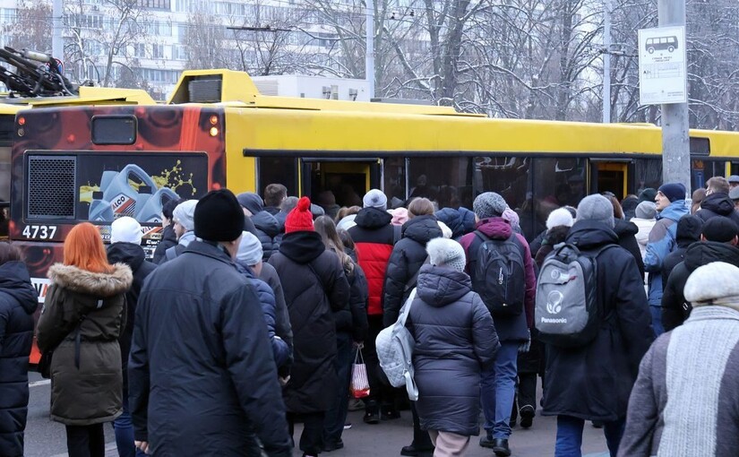 В Киеве признали опасной принудительную высадку пассажиров во время тревоги - фото