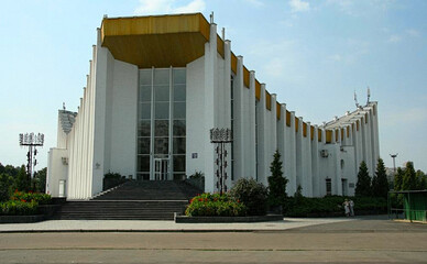 Дворец бракосочетаний в центре поврежден в результате ракетного удара, но продолжает работу
