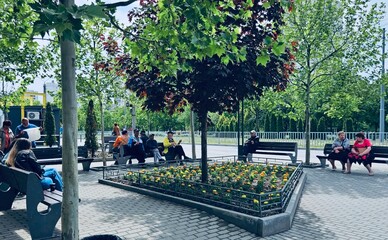 На Лівобережному-3 створили зону відпочинку: нові лавки та цілодобове відеоспостереження