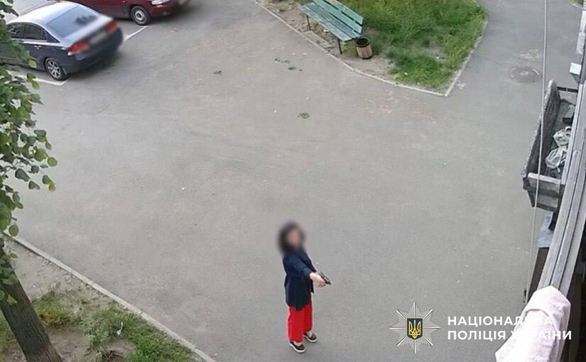 У Києві жінка відкрила стрілянину біля житлового будинку - фото