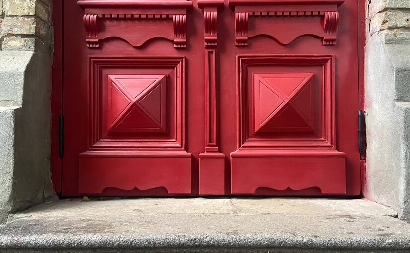 Активісти відновили 120-річні двері старовинної садиби на Лук'янівці - фото