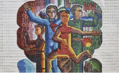 У Києві хочуть знищити мозаїку з фасаду школи, щоб її не знищили обстріли