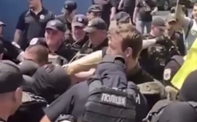 В столице радикально настроенный активист ударил протезом полицейского во время столкновений КиевПрайди