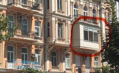 У центрі Києва демонтували балкон-самобуд, який роками псував історичний фасад