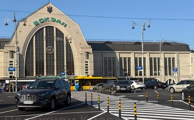 Біля київського Центрального вокзалу відкрили великий паркінг за 80 грн/год