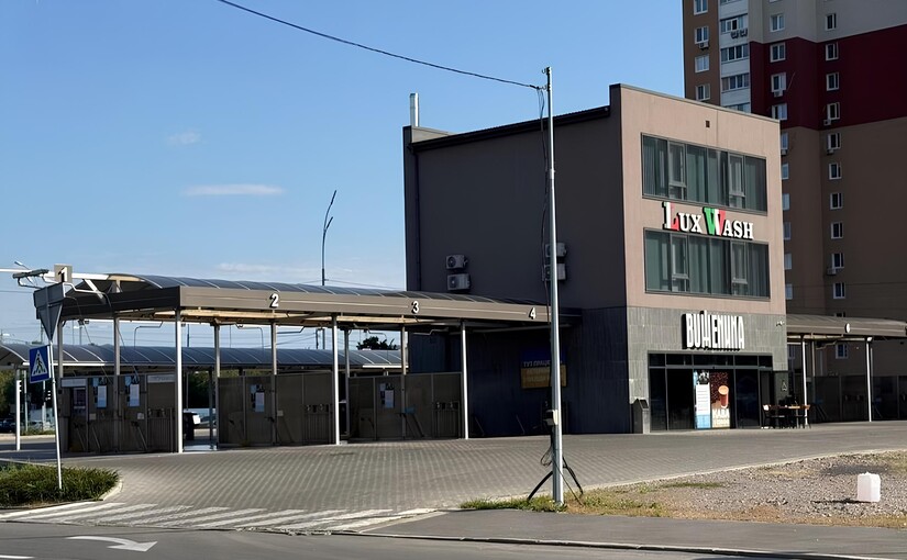 👀 Підприємець на Позняках збудував автомийку посеред проспекту, але забув отримати дозвіл - фото