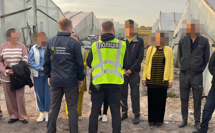 Туалет за розкладом і штрафи за кожне порушення: на фермі під Києвом тримали в рабстві 13 узбеків - фото