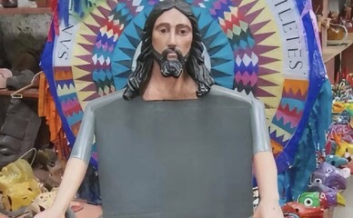 На OLX продают кресло - "Воскресло" с образом Иисуса за 10 тысяч гривен. - фото