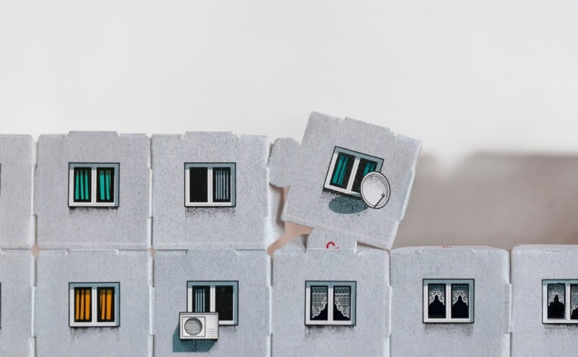 Меблі, техніка, сімейні фото: куди зникає майно українців після обстрілів - фото