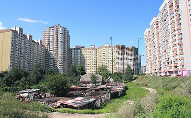 На Позняках мужчина превратил двор в платную парковку и зарабатывает более 2000 долларов ежемесячно