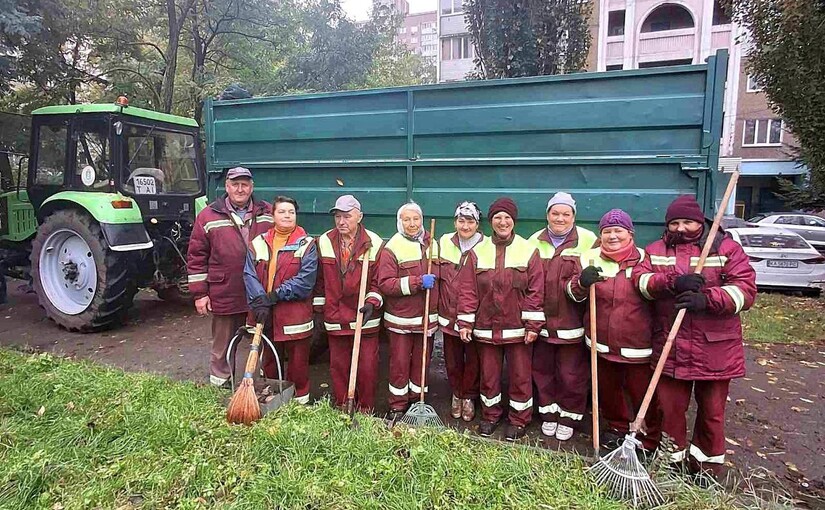 Фахівці Дарницького району влаштували фотосесію перед прибиранням подвір'їв - фото
