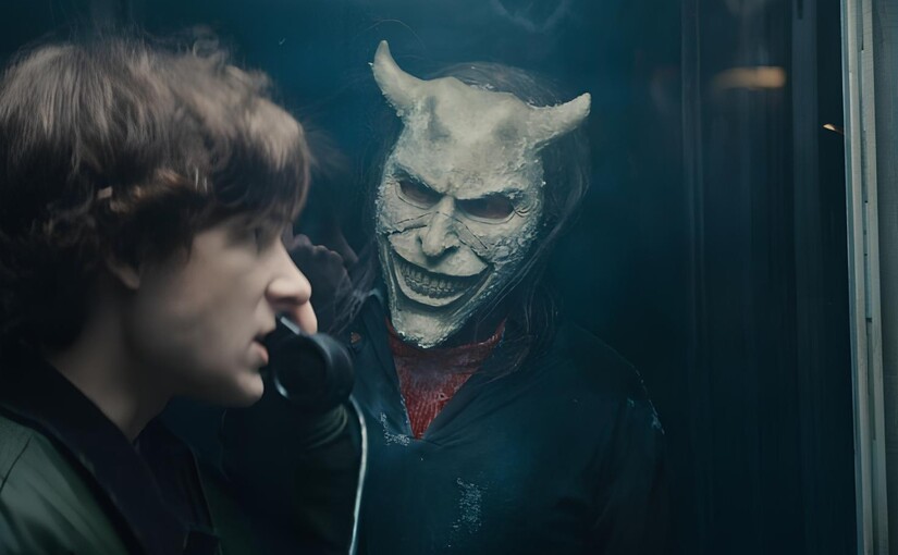 Кадр з фільму "Чорний телефон 2"