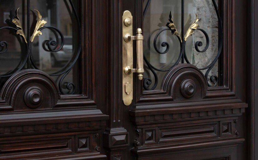 У центрі Одеси майстри повернули історичний вигляд дверям столітнього будинку - фото