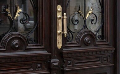 У центрі Одеси майстри повернули історичний вигляд дверям столітнього будинку