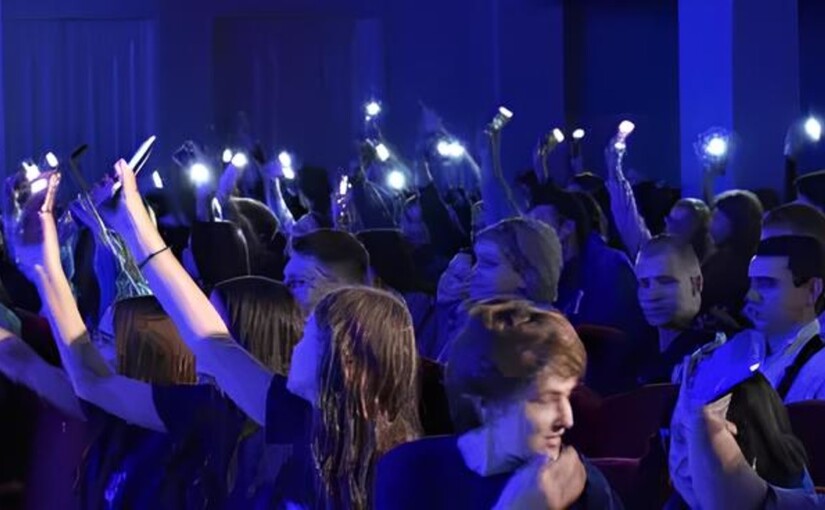 Факультет университета Гринченко наградил студентов лапшой и торжественно открыл зеркало - фото