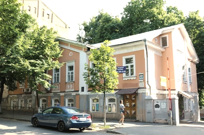 Такая дверь была до демонтажа.