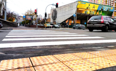 В Киеве обустроили новый безбарьерный пешеходный переход у кинотеатра 