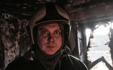 Київський рятувальник приїхав гасити пожежу у власній квартирі після обстрілу