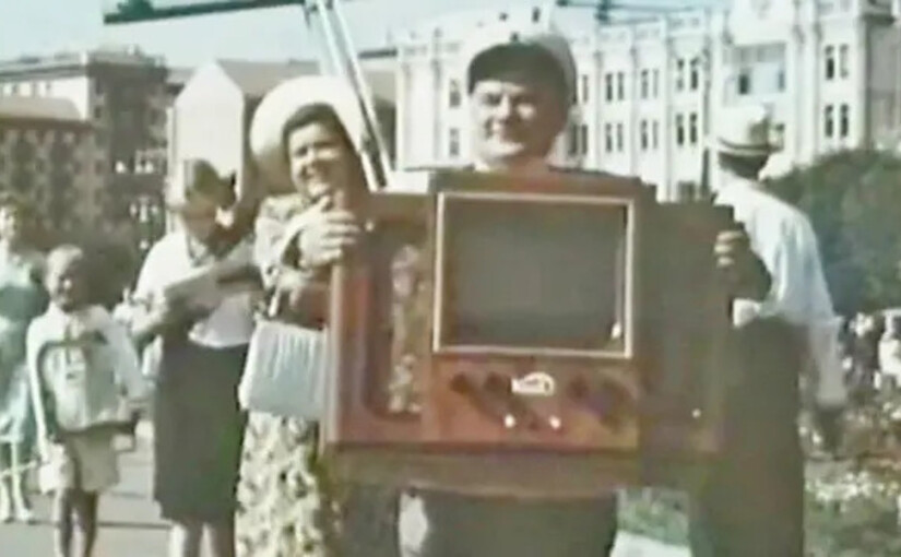 Киевлянин несет по Крещатику только что купленный телевизор "Киев". Кадр из фильма "Тарапунька и Штепсель под облаками", 1953 год.