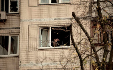 Фото дня: закохані цілуються на тлі пошкодженого вікна на Оболоні