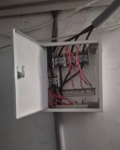 На Тополі-2 під час вимкнення світла вкрали з електрощитків всі автоматичні вимикачі мешканців