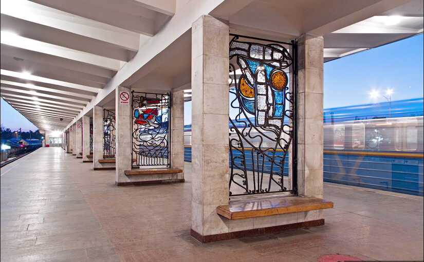 Сьогодні у станції метро Лісова день народження - їй 46 років - фото