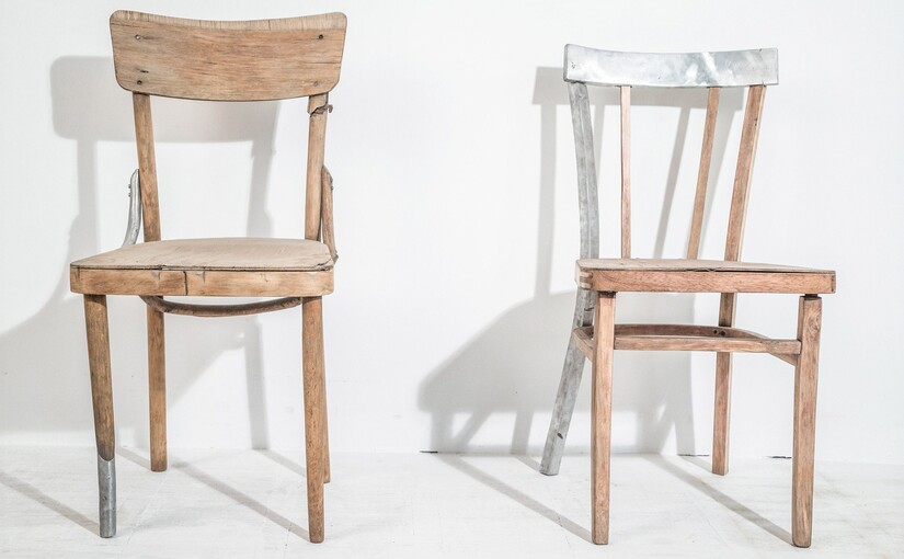 Французский художник восстанавливает поврежденную украинскую мебель металлом из российских ракет - фото