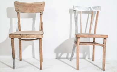 Французский художник восстанавливает поврежденную украинскую мебель металлом из российских ракет