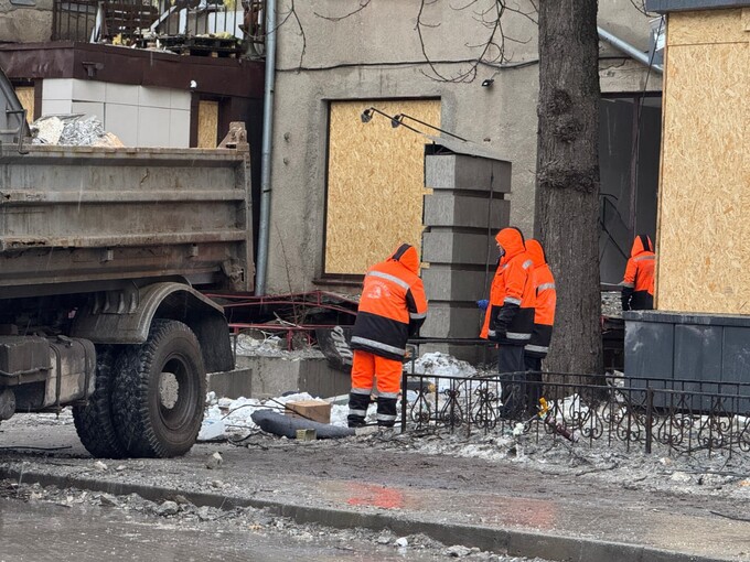 Харьков восстанавливает дома после обстрела: большинство окон закрыли уже сегодня