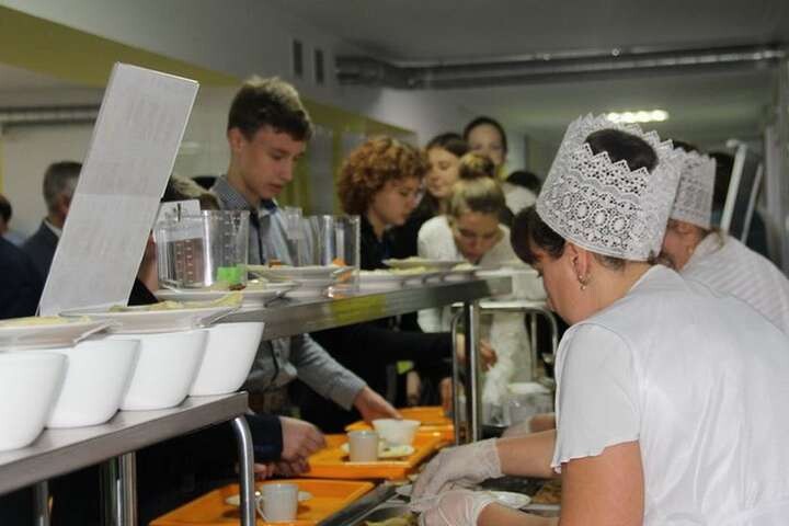 В Кременчуге поварам школ и садов заплатят за ночную работу без света