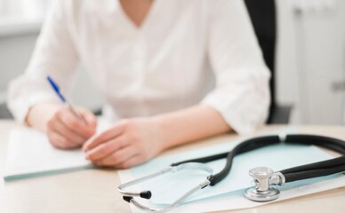 Лікарка ВЛК у Львові задекларувала золото і готівку