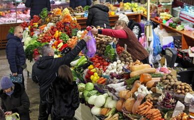 В Киеве в январе резко подорожали овощи и связь - статистика показала новые цифры