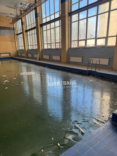 В киевском вузе замерз бассейн, потому что в нем не восстановили окна после июльской атаки