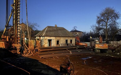 На Осокорках пригнали технику для возможного сноса исторической усадьбы