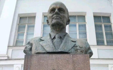 В Киеве с памятника Борису Патону сбили советскую символику