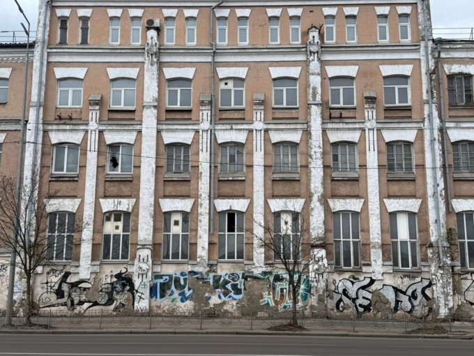 На Подоле разбирают здание хлебокомбината 1907 года в стиле модерн