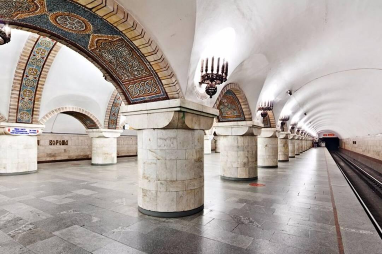 У київському метро закрили останні каси — тепер лише безготівкова оплата на всіх 52 станціях