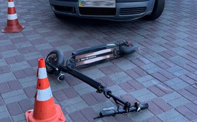 В Киевской области двое малолетних сестер на самокате столкнулись с автомобилем