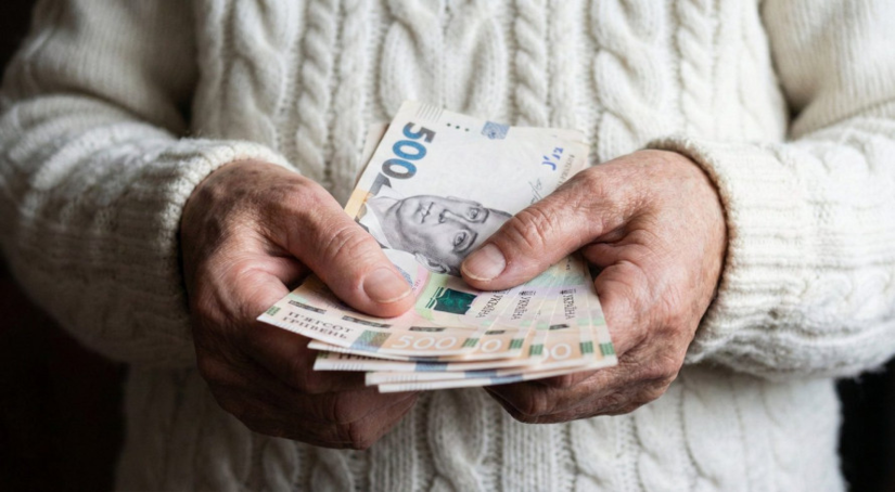 Украинцам дважды насчитали 1 500 гривен доплаты — заблокируют ли социальные выплаты