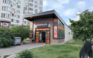 На Осокорках збудували «укриття» і відкрили там магазин низьких цін