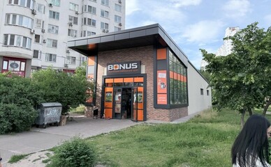 Влада не змогла пояснити, чому замість протирадіаційного укриття на Осокорках зʼявився магазин низьких цін