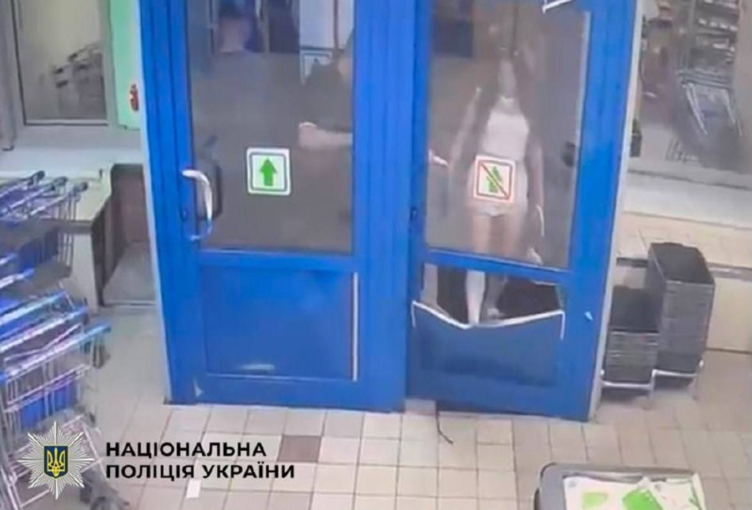 В Киеве 20-летняя девушка из-за отказа продать алкоголь выбила дверь супермаркета
