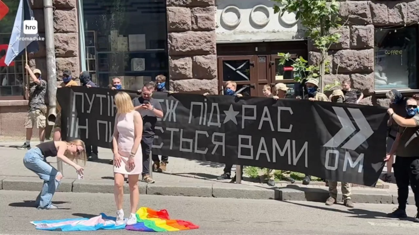 В Киеве девушка извинилась за топтание ЛГБТИК-флага на «КиевПрайде»