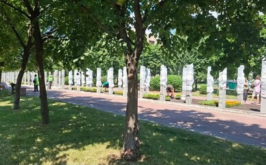 У Деснянському районі Києва замість обіцяного красивого меморіалу загиблим поставили бетонні стовпи