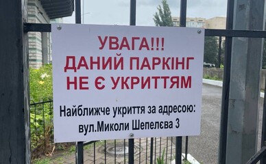 На Солом'янці мешканцям будинку заборонили ховатися в тривогу в своєму паркінгу без чипів