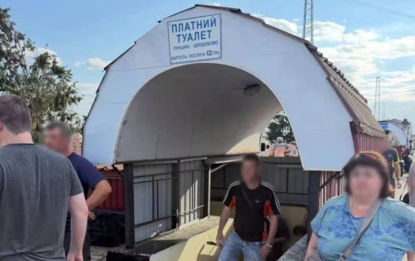 В Пʼятихатках під час тривоги пасажирів поїзда ховали в платний туалет