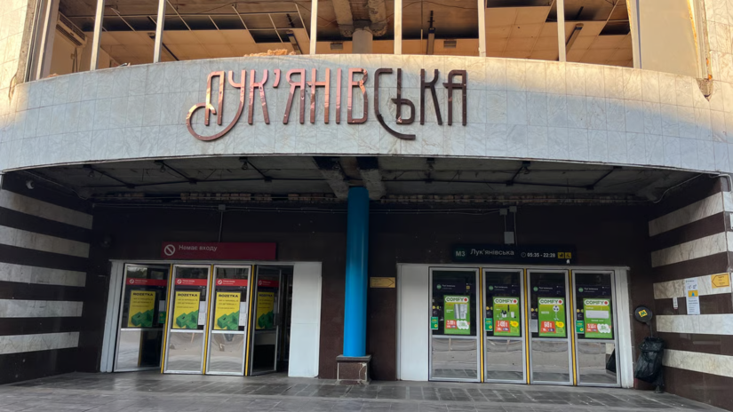 В Киеве возле станции метро «Лукьяновская» после обстрела обустраивают временный наземный переход