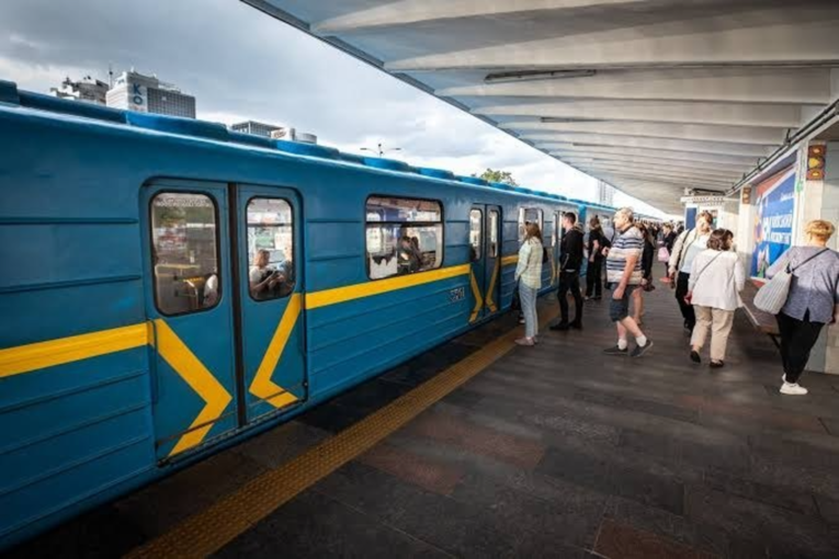 В Киеве опровергли слухи о недопуске людей на станции метро во время обстрела